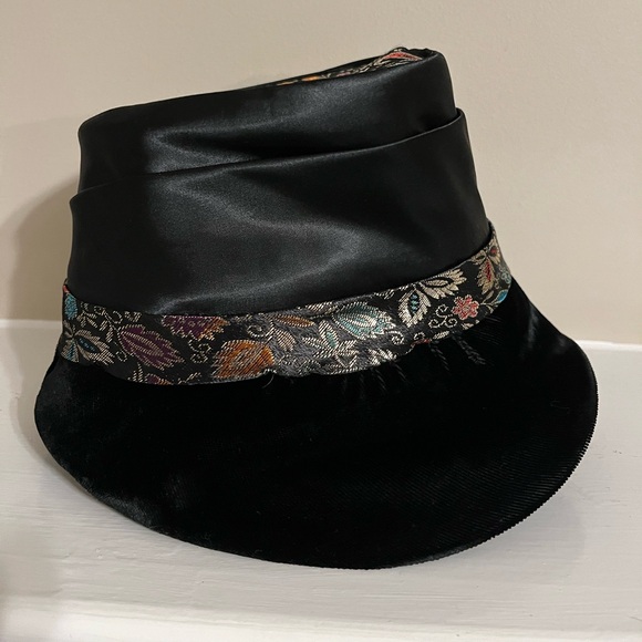 Vintage UNION MADE black satin tapestry cloche hat - Picture 5 of 6